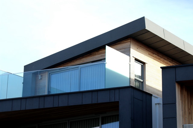 Balkón, sklenené zábradlie